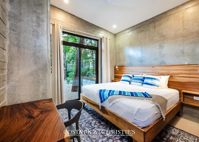 Сasa de vacaciones Steps To The Main Surf Break - 3 Bedroom House Refundores