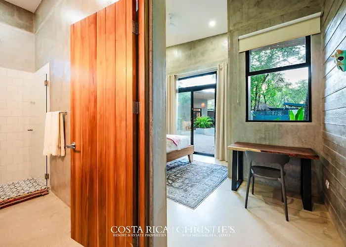 Steps To The Main Surf Break - 3 Bedroom House *
