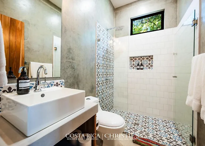 Steps To The Main Surf Break - 3 Bedroom House *