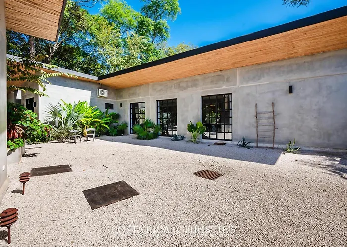 Steps To The Main Surf Break - 3 Bedroom House Refundores